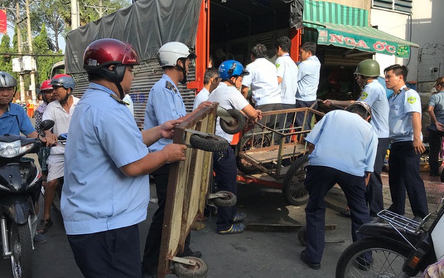 Bị mời về phường, người bán hàng rong lăng mạ, đánh trọng thương thành viên tổ công tác