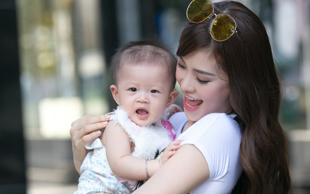 Á hậu Diễm Trang xinh đẹp, đưa con gái 6 tháng tuổi đi dạo phố
