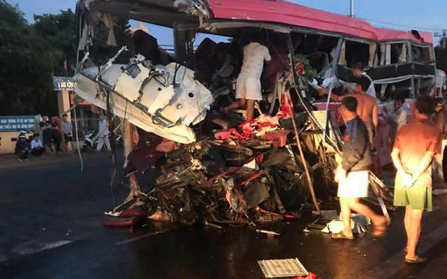 Hiện trường vụ tai nạn thảm khốc khiến 11 người chết, 23 người bị thương ở Gia Lai