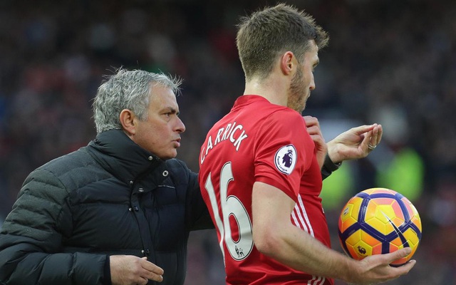 Hãy để Carrick soi đường cho Man United đến chiến thắng, Mourinho!