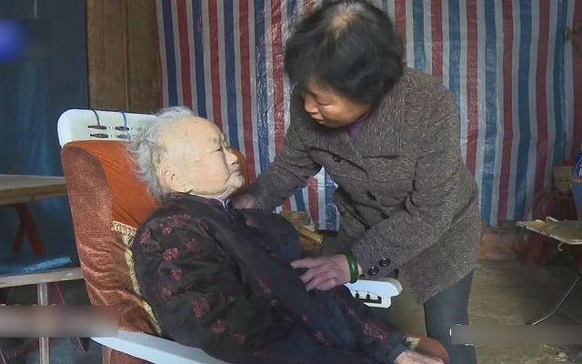 Chuyện cảm động về người con dâu 74 tuổi, hơn nửa thế kỉ hiếu kính mẹ chồng 105 tuổi