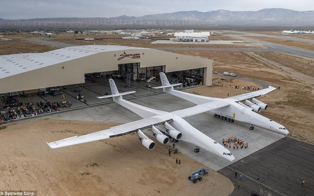 24h qua ảnh: Máy bay lớn nhất thế giới lần đầu tiên lăn bánh trên đường băng