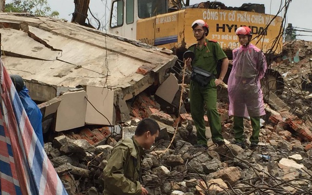 Sập tòa nhà trụ sở cũ của báo Đà Nẵng khi tháo dỡ, 2 người chết