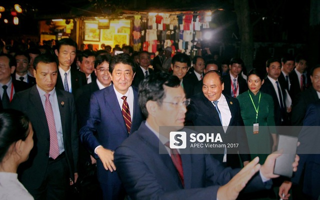 Thủ tướng Shinzo Abe dạo phố cổ Hội An cùng Thủ tướng Nguyễn Xuân Phúc