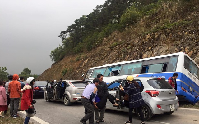 Hà Nội: Ô tô mất lái lao vào vách núi, 1 người chết, nhiều người bị thương