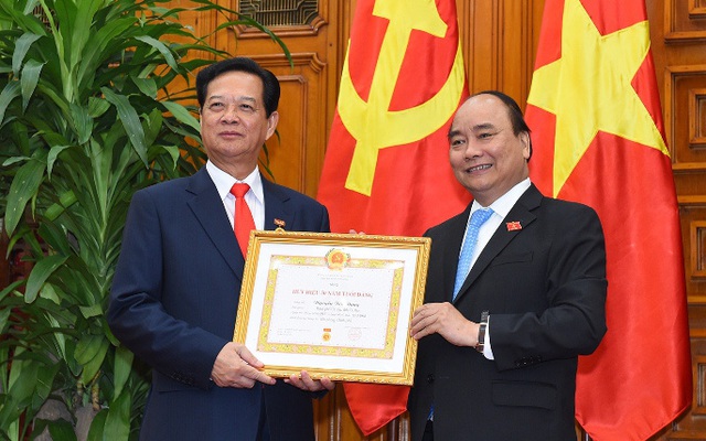 Nguyên Thủ tướng Nguyễn Tấn Dũng nhận Huy hiệu 50 năm tuổi Đảng