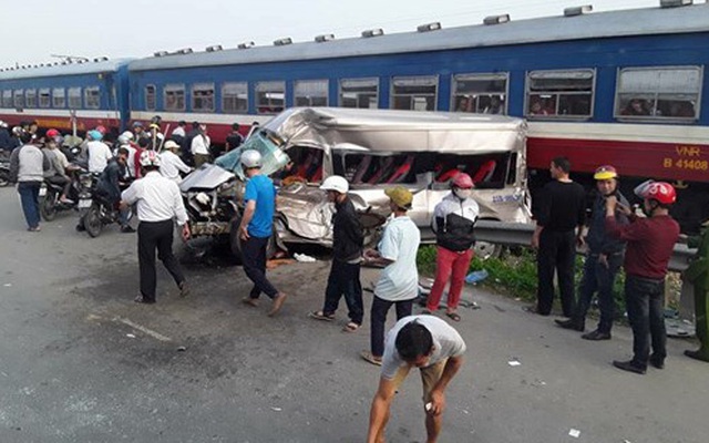 Tàu hỏa tông xe đi lễ Phủ Giầy tại điểm đen giao thông, không có người gác chắn