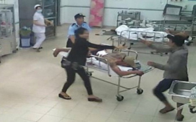 Hà Nội: Hơn 20 thanh niên mang hung khí khống chế bác sĩ, tấn công bệnh nhân