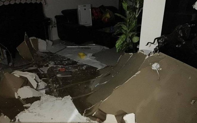 Hà Nội: Đang ở chung cư thì cả mảng trần lớn sập xuống, nước tuôn xối xả
