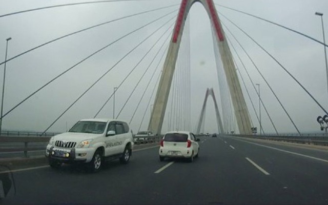 Vụ trưởng Bộ Y tế lên tiếng việc xe biển xanh đi ngược chiều trên cầu Nhật Tân