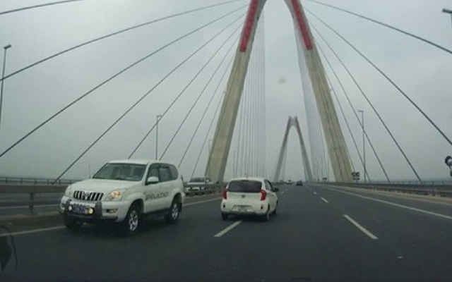 Bộ trưởng Tiến chỉ đạo "không bao biện" cho lái xe đi ngược chiều trên cầu Nhật Tân