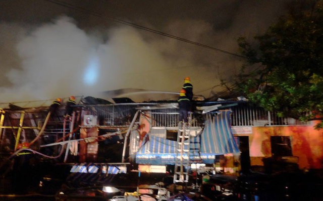 Hà Nội: Siêu thị cháy rụi hoàn toàn trong đêm mưa, tầng 2 đổ sập
