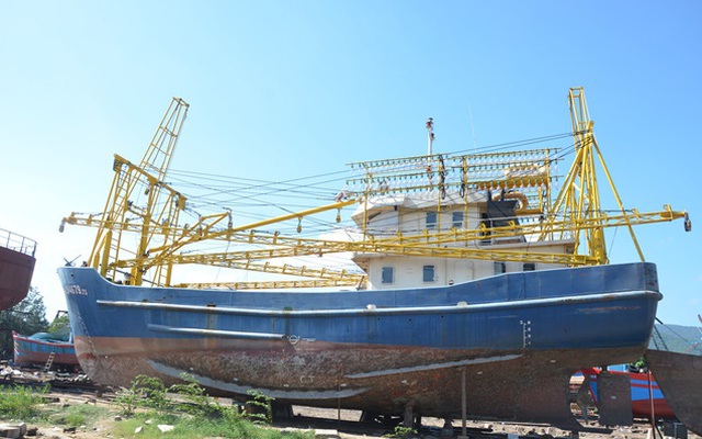 Tàu vỏ thép của ngư dân Quảng Nam vừa xuống nước đã hỏng máy