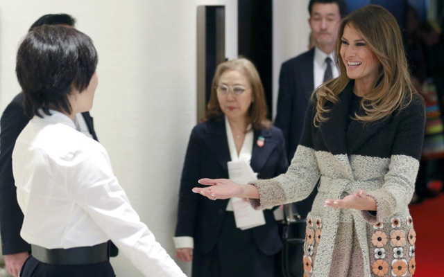 Thời trang ngoại giao của Đệ nhất phu nhân Mỹ Melania Trump tiếp tục gây sốt