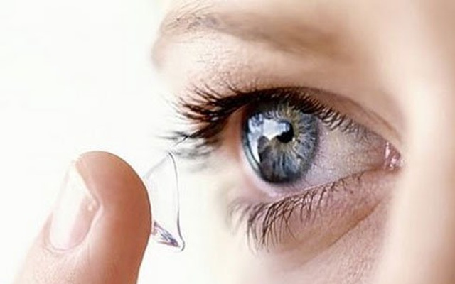 Cảnh báo: Cô gái trẻ mù một mắt vì thói quen sử dụng kính áp tròng nhiều người mắc phải