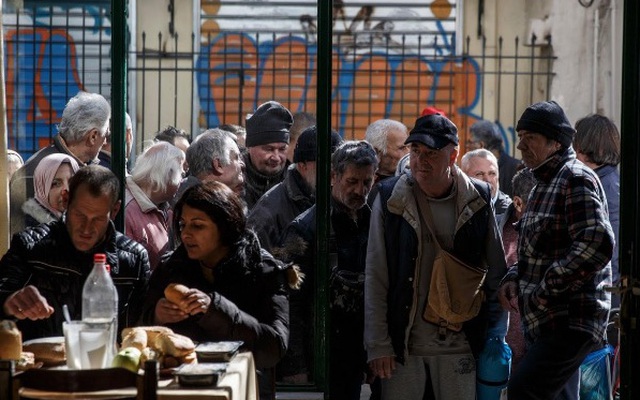Nghèo đói, vô gia cư, thất nghiệp khiến người dân Hy Lạp xếp hàng dài nhận đồ cứu trợ