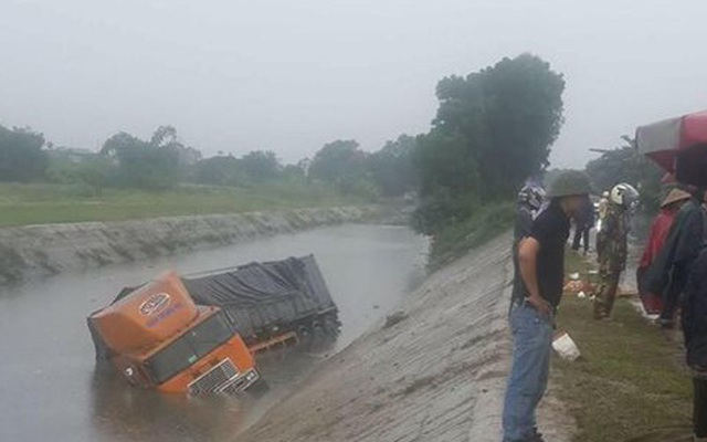 Tai nạn giao thông liên hoàn lúc trời mưa, 2 người tử vong