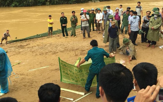 Phát hiện thi thể giống hai chiến sỹ biên phòng bị lũ cuốn