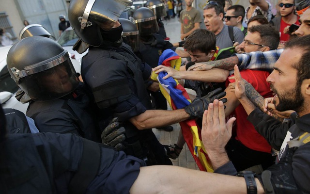 Vì sao các nước châu Âu "im lặng tập thể" khi bạo lực xảy ra ở Catalonia?