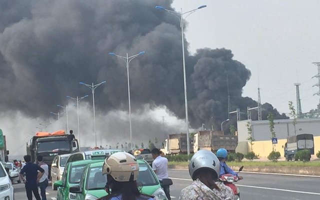 Cháy nổ trạm điện gần khu công nghiệp, khói bốc cao hàng trăm mét