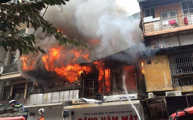 Hà Nội: Hai ngôi nhà trên phố cổ Bát Đàn cháy dữ dội, 1 người tử vong