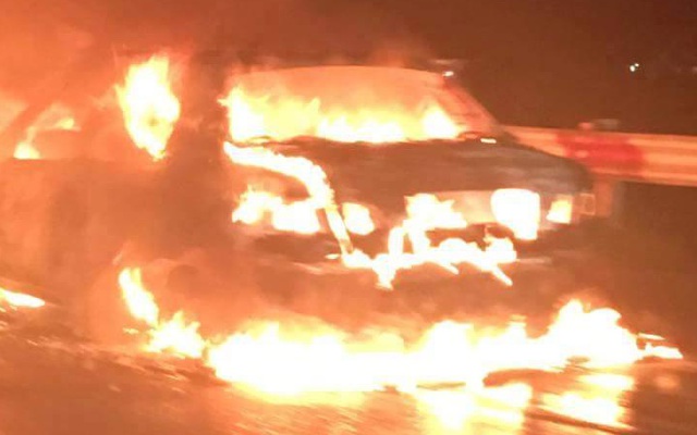 Hà Nội: Đang lưu thông trên cao tốc, ô tô bốc cháy dữ dội, tài xế bỏ xe chạy