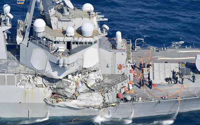 Chiến hạm Mỹ biến dạng sau vụ đâm tàu chở hàng Philippines, 7 thủy thủ mất tích