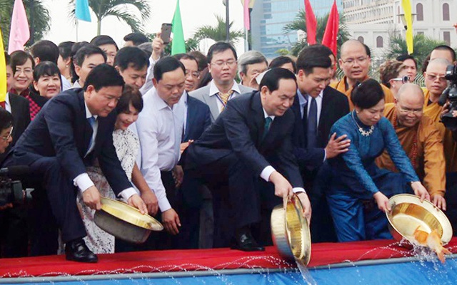 Chủ tịch nước Trần Đại Quang cùng lãnh đạo TP.HCM thả cá chép tiễn ông Táo
