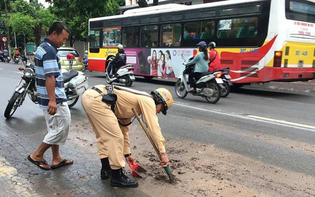 Hà Nội: CSGT quét dọn bùn đất đảm bảo an toàn giao thông