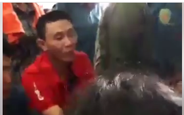 Một nhóm công nhân bị người dân bắt giữ ở Bắc Giang