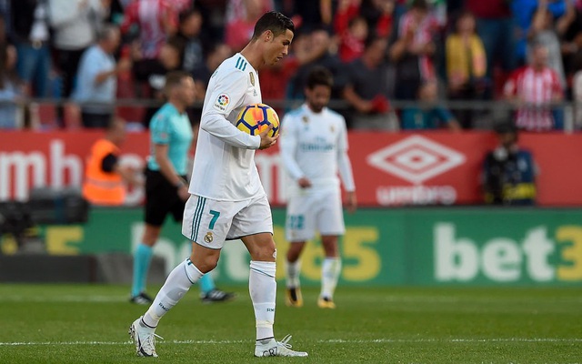 Vừa giành ngôi số một thế giới, Ronaldo bất ngờ "biến hình" thành chân sút tệ nhất