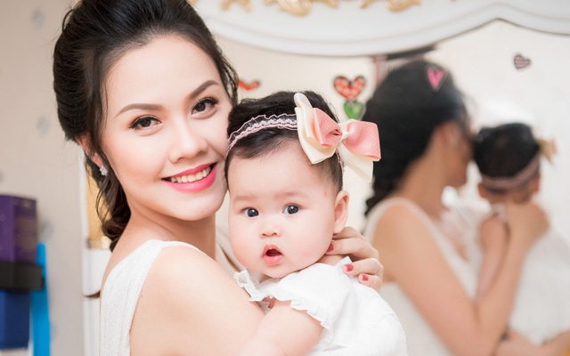 Ở ẩn nhiều năm, Hoa hậu Đậu Hồng Phúc bất ngờ xuất hiện cùng con gái 5 tháng tuổi