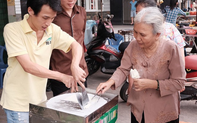 Bạn trẻ Sài Gòn rủ nhau ủng hộ cụ bà 70 tuổi bán kem nuôi chồng bệnh và cháu ăn học