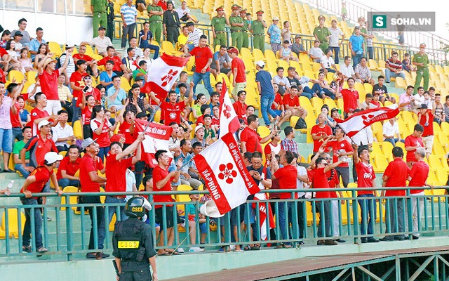 CĐV Hải Phòng xuất hiện tại sân Cần Thơ, khiến trận đấu tạm hoãn gần 30 phút