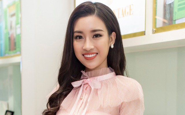 Hoa hậu Đỗ Mỹ Linh xuất hiện rạng rỡ sau khi trở về từ Miss World 2017