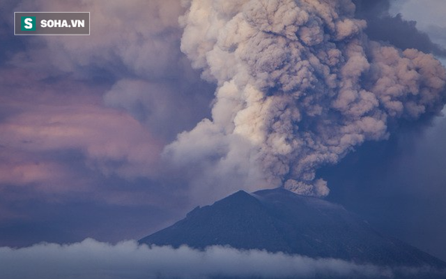 Núi lửa Agung tiếp tục phụt cột khói cao 4000m bất kể ngày đêm: Những thông tin mới nhất