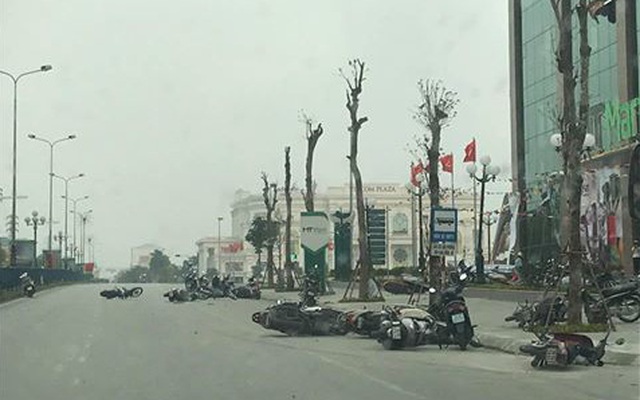 Dông lốc quật ngã hàng chục xe máy của người đi đường