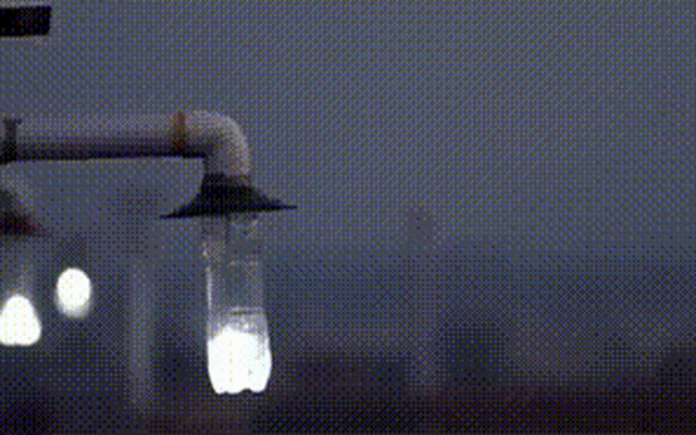 Biến chai nhựa thành bóng đèn: Rẻ tiền, sạch môi trường, hàng triệu người đang áp dụng