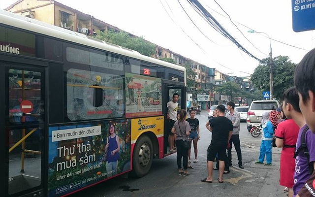 Cãi nhau với bạn gái, thanh niên ném vỡ kính xe buýt, ông già bị thương