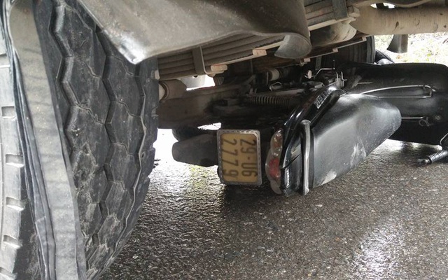 Hà Nội: Xe tải cuốn xe máy vào gầm, 2 người thương vong