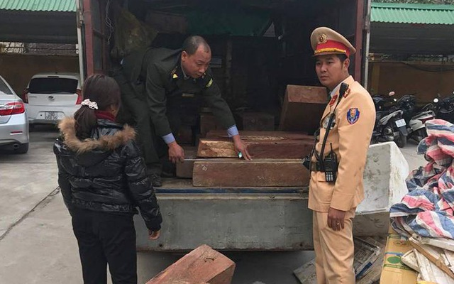 Nữ tài xế chở gần 1 tấn gỗ hương bị CSGT phát hiện