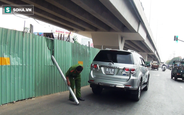 TP.HCM: Đang đi trên đường, ô tô 7 chỗ bị thanh chắn cầu vượt rơi trúng, chọc thủng nóc