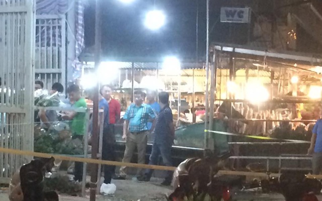 Hà Nội: Mâu thuẫn trong việc mua thùng xốp, 1 người bị đâm tử vong giữa chợ hoa