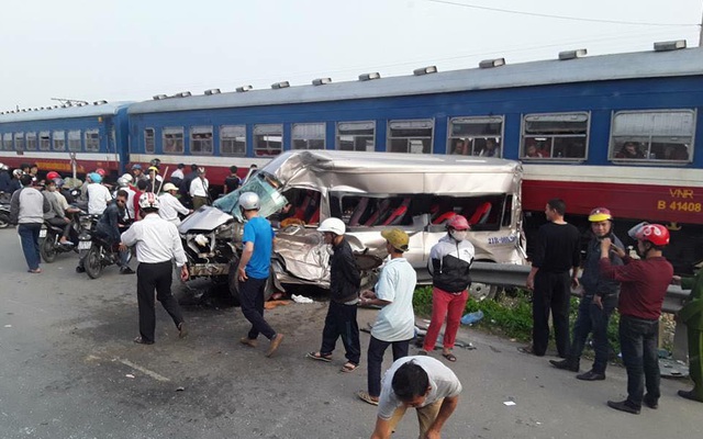 Xe ô tô khách bị tàu hỏa đâm trúng, nhiều người thương vong