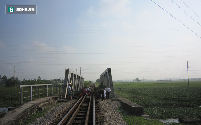 Nam công nhân đường sắt bị tàu hỏa đâm khi đang duy tu cầu đã tử vong