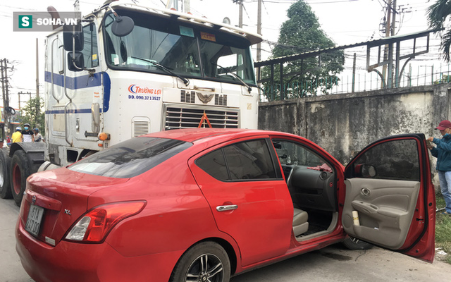 Xế hộp Nissan bị xe container đẩy lùi hàng chục mét, anh trai đạp cửa cứu 2 em