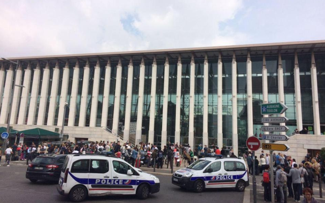 Lính Pháp bắn chết  kẻ tấn công bằng dao ở ga tàu Marseille