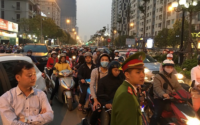 Hà Nội: Chủ chung cư khóa lối vào, hàng chục ô tô ùn dài gây tắc đường nghiêm trọng