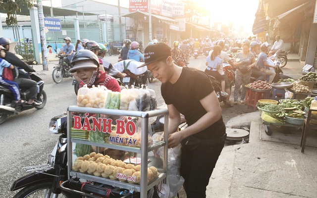 Anh chàng bán bánh bò khiến chị em "rung rinh" vì điển trai và câu chuyện ít ai biết