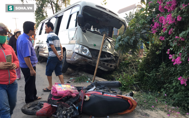 Bình Dương: Xe du lịch vượt đèn vàng tông chết 2 học sinh, 1 phụ nữ mang thai